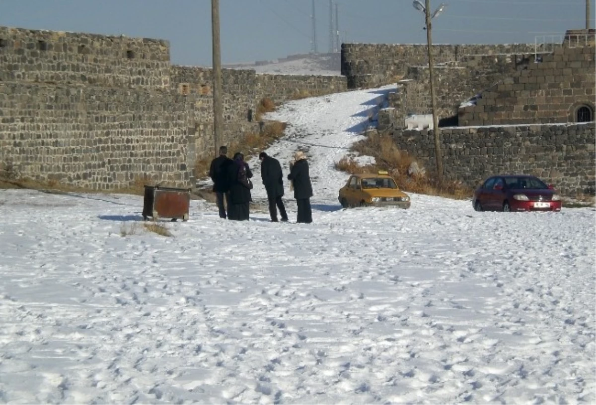 Kars Kalesi Ziyaretçi Akınına Uğruyor