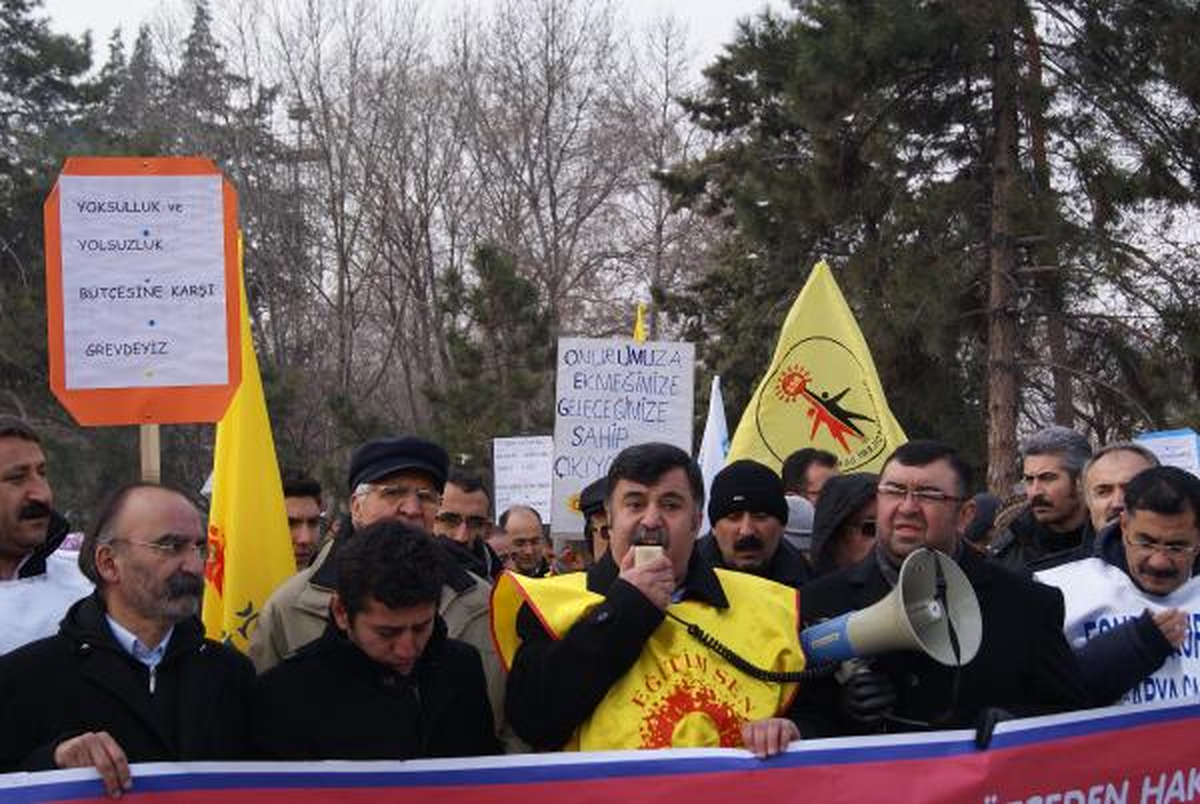 Kayseri\'de Kesk Eyleminde \'Ayakkabı Kutusu Partisi\'