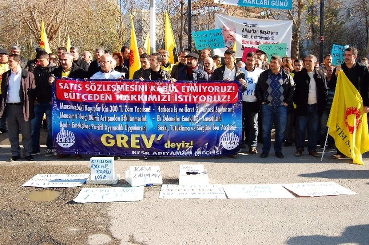 Kesk\'e Bağlı Sendikalar İş Bıraktı