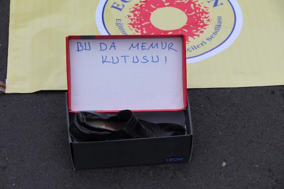 Kesk\'ten Ayakkabı Kutulu Protesto
