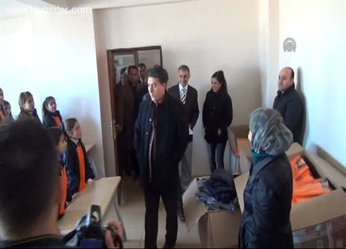 Kızıltepe\'deki Suriyeli Öğrencilere Giysi Yardımı Yapıldı