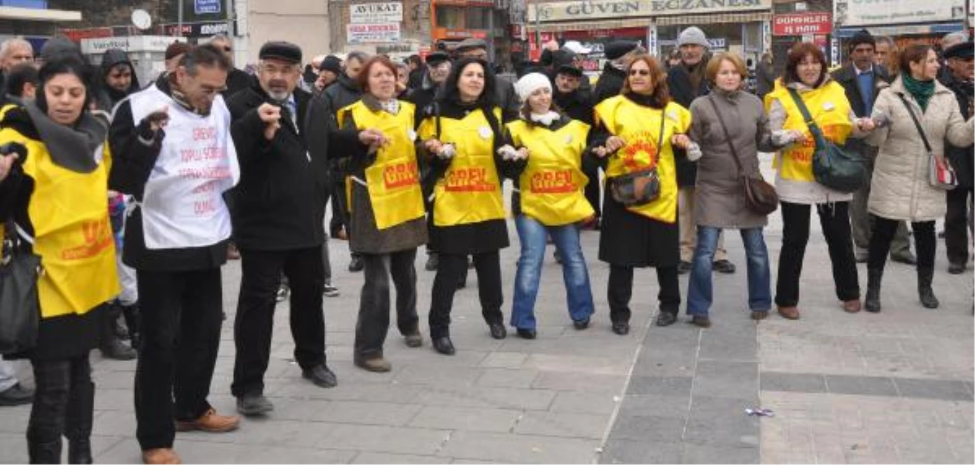 Kurukkale\'de Eğitim- İş Sendikası\'ndan Protesto Gösterisi