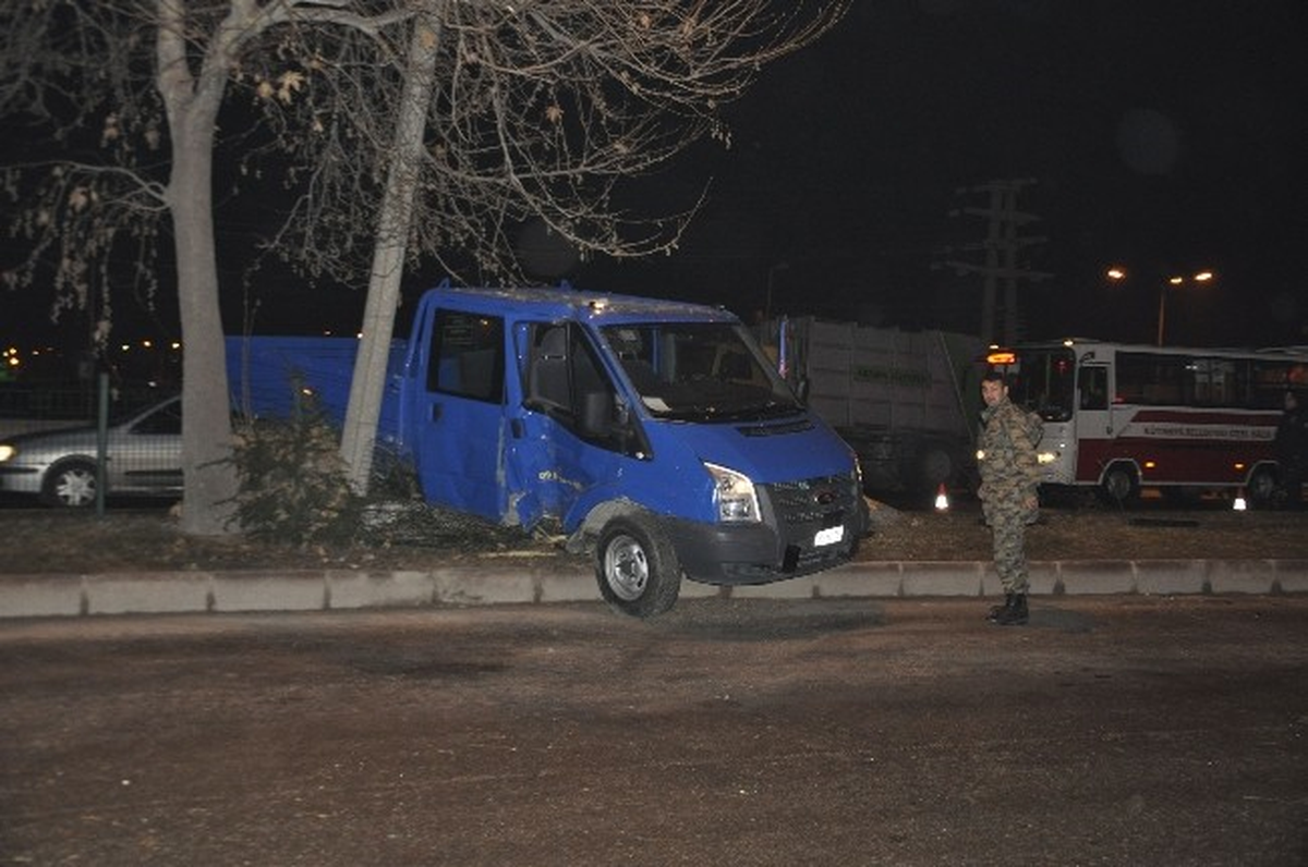 Kütahya\'da Trafik Kazası: 1 Asker Yaralı