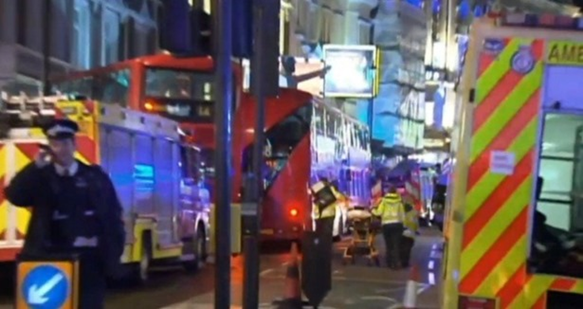 Londra\'da Bir Tiyatronun Tavanı Çöktü