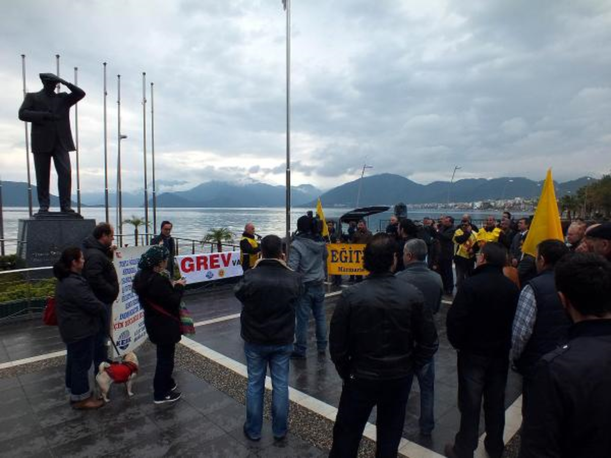 Marmaris\'te Kamu Çalışanları İş Bıraktı