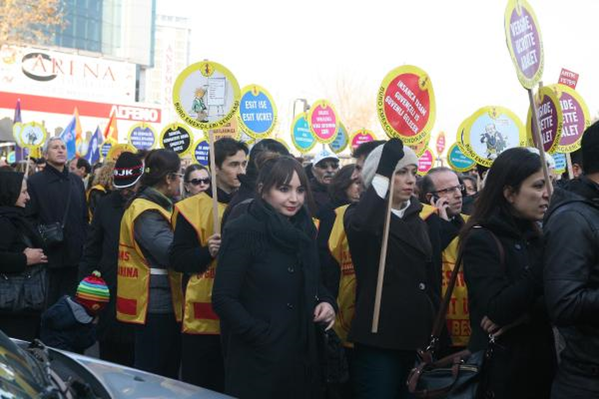 İzmir\'de Memurlardan Halkbank Protestosu