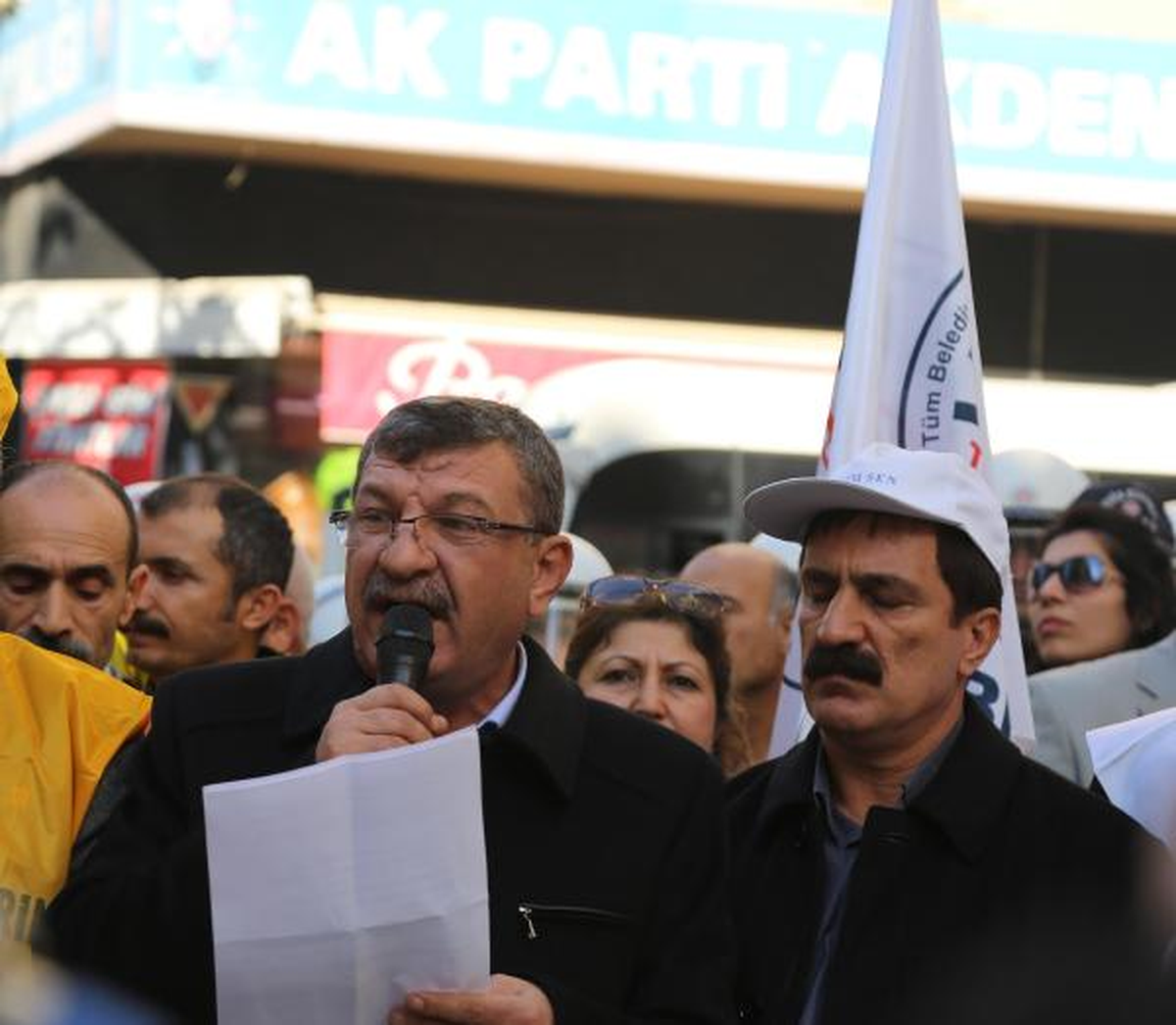 Mersin\'de \'Ayakkabı Kutusu\' ile Protesto