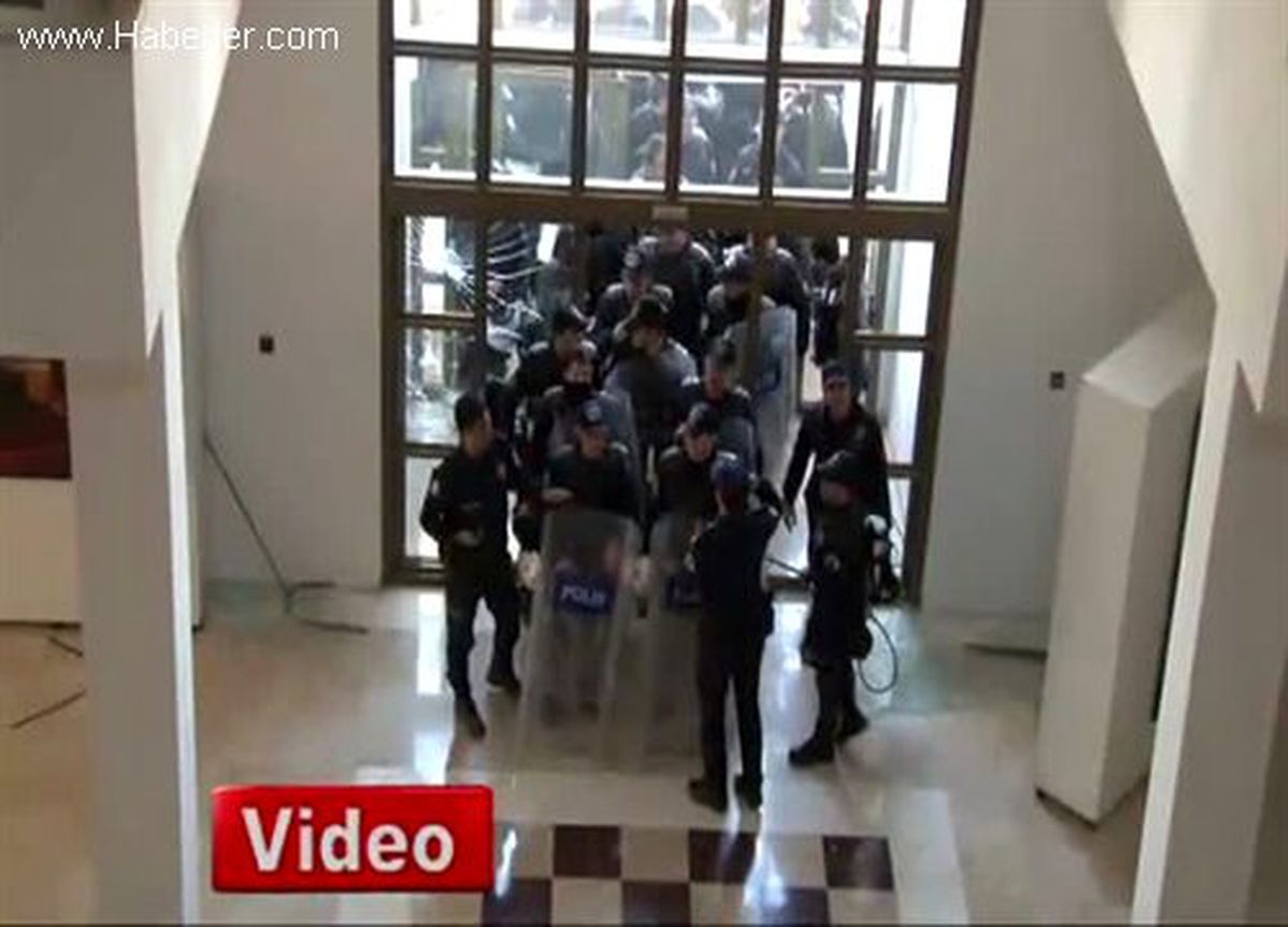 Mersin\'de Öğrenciler Rektörlük Binasını İşgal Etti