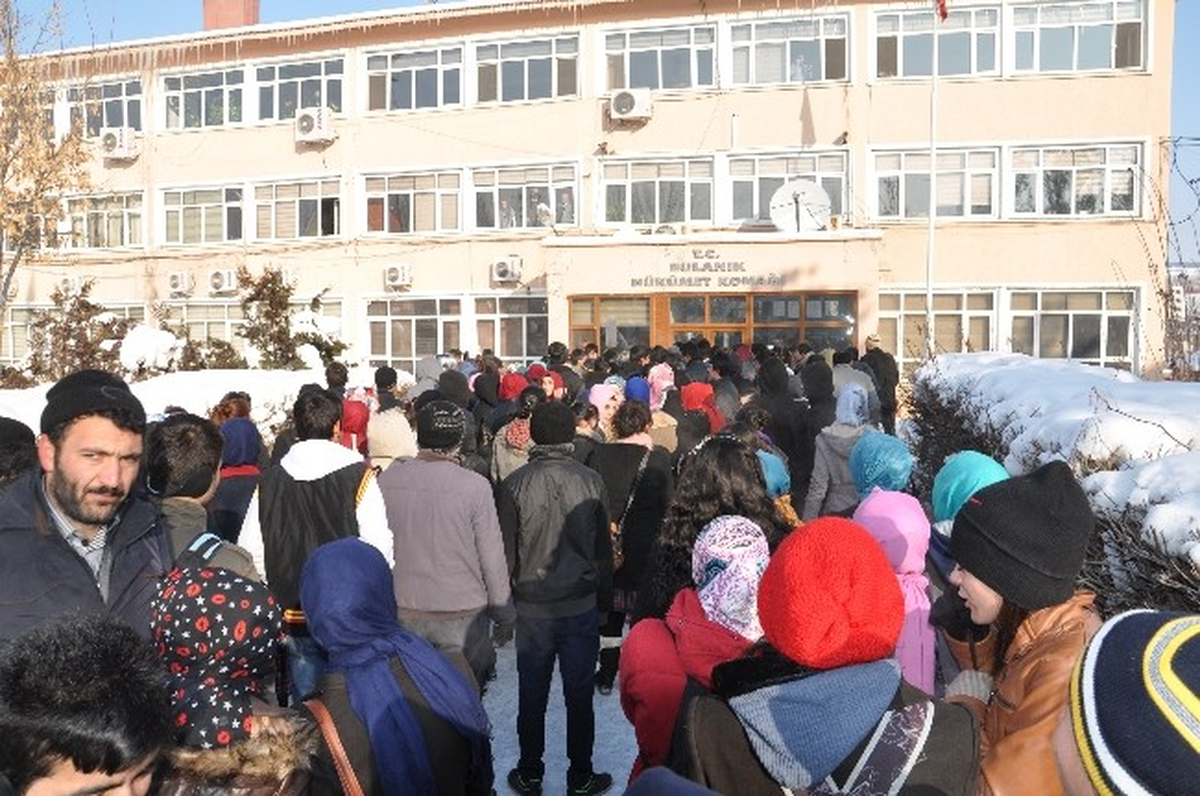 Öğrenciler Kaymakamlığa Yürüdü