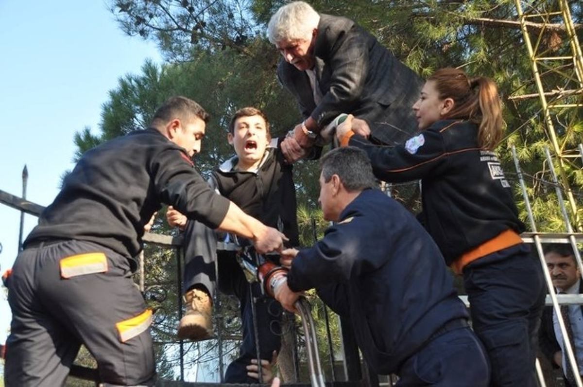 Okuldan Kaçan Öğrencinin Demir Korkuluk Bacağına Saplandı