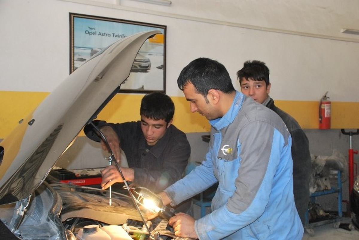 Şanlıurfa\'da Sürücüler Otomobillerine Kış Bakımı Yapıyor