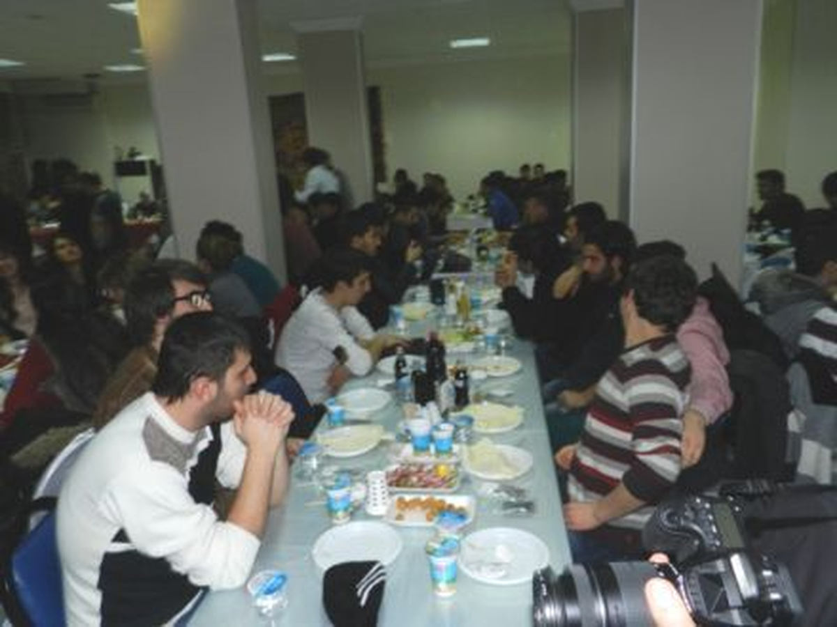 Polislerden Üniversite Öğrencilerine Lahmacun ve Çiğ Köfte İkramı