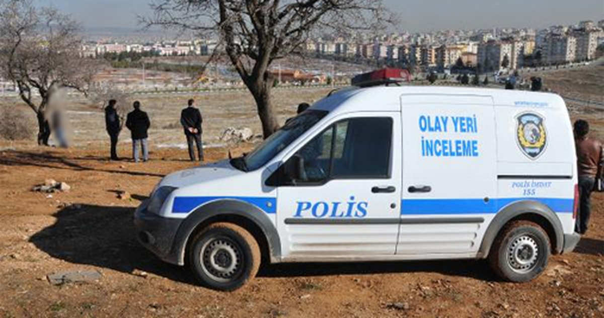 Poşuyla Kendini Ağaca Astı