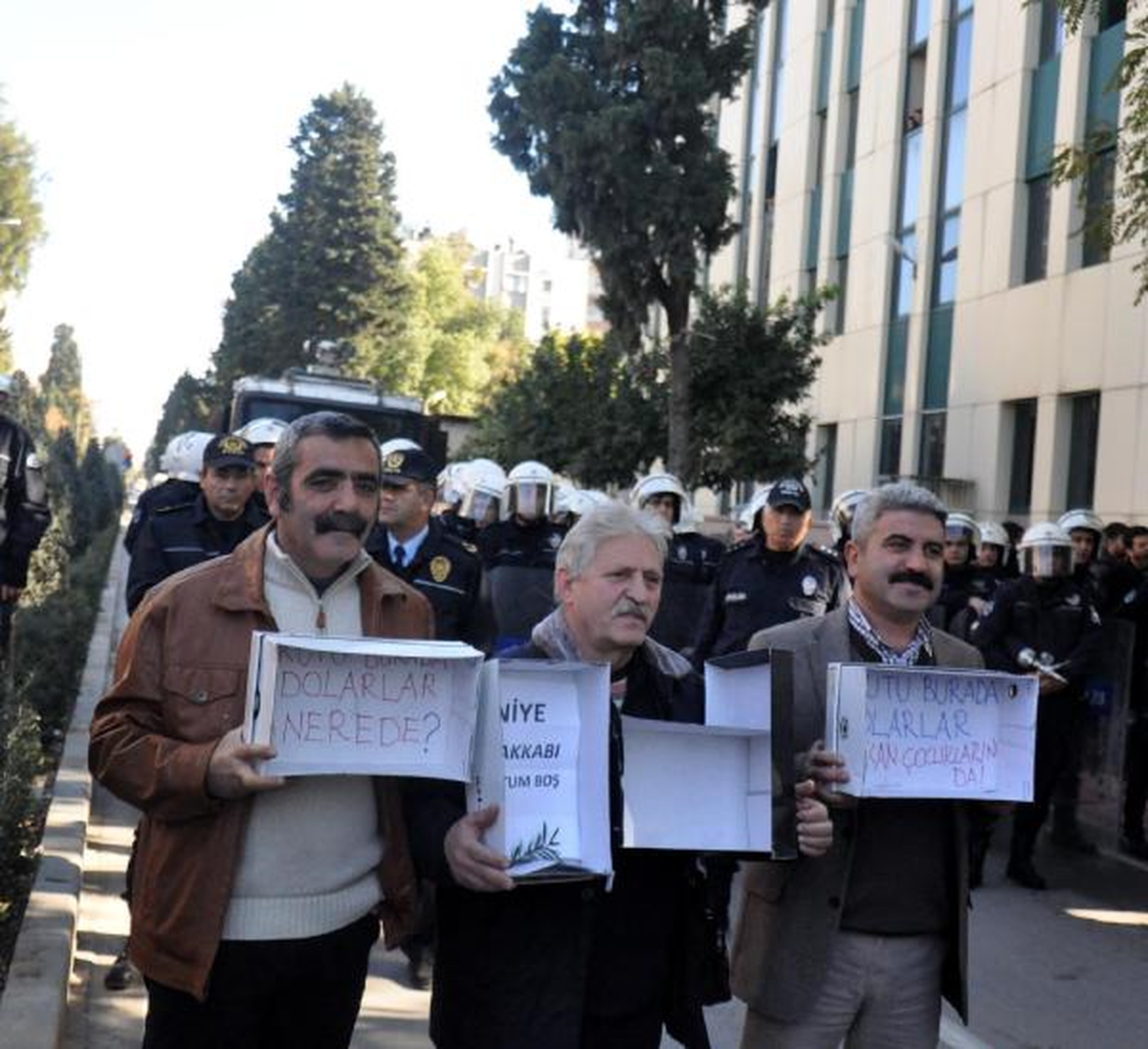 Adana\'da Sendikacılar Ayakkabı Kutuları ile Yürüdü