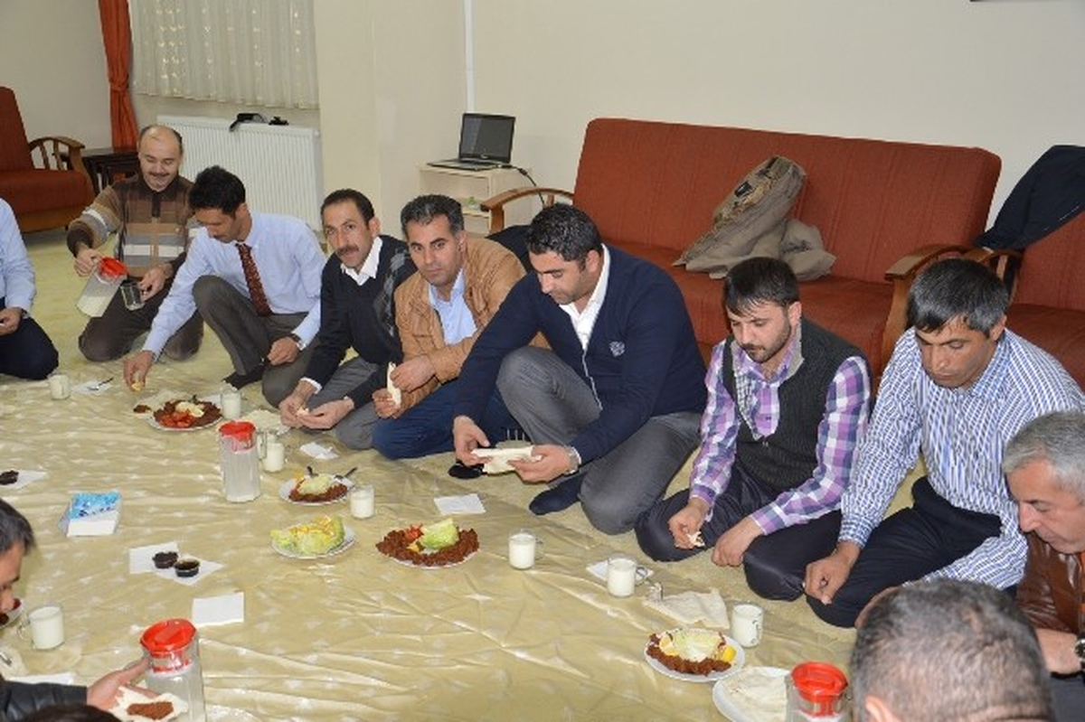 Sultan Alparslan Koleji\'nde Servis Şoförleriyle "Çiğ Köfteli" Muhabbet