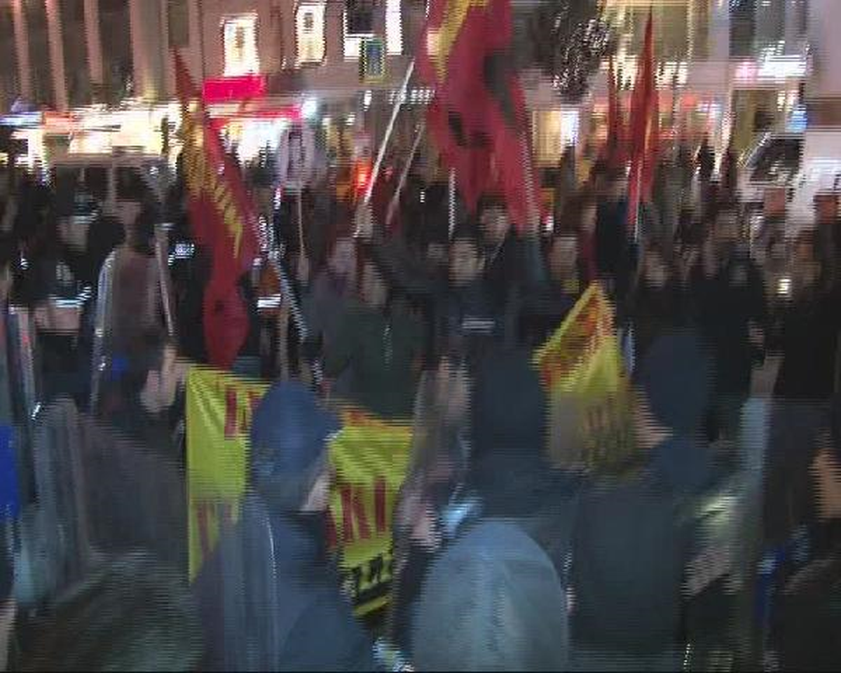 Taksim\'de Eylem Yapmak İsteyen Gruba Polis Müdahalesi