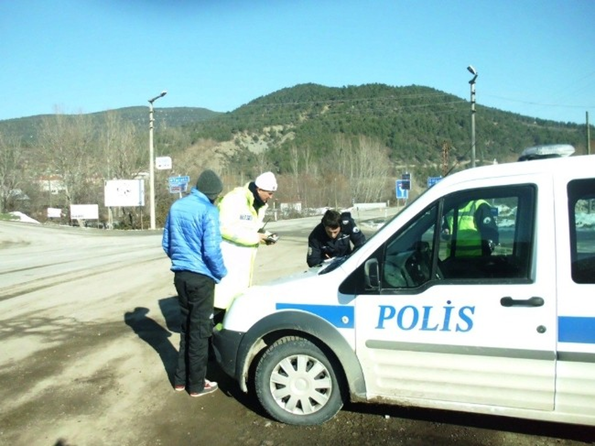 Taraklı\'da Trafik Ekiplerinden Kar Lastiği Denetimi
