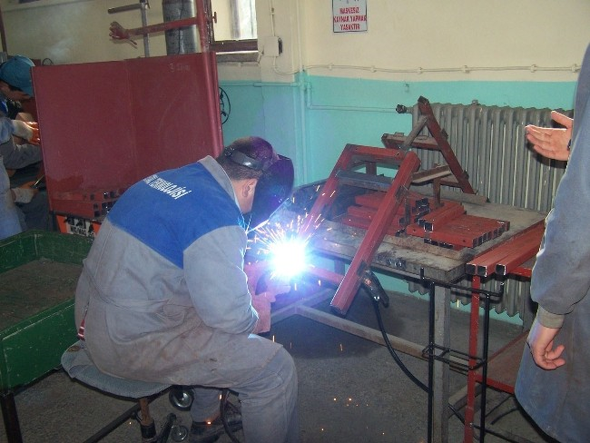 Teknik ve Endüstri Meslek Lisesi, Bacasız Fabrika Gibi
