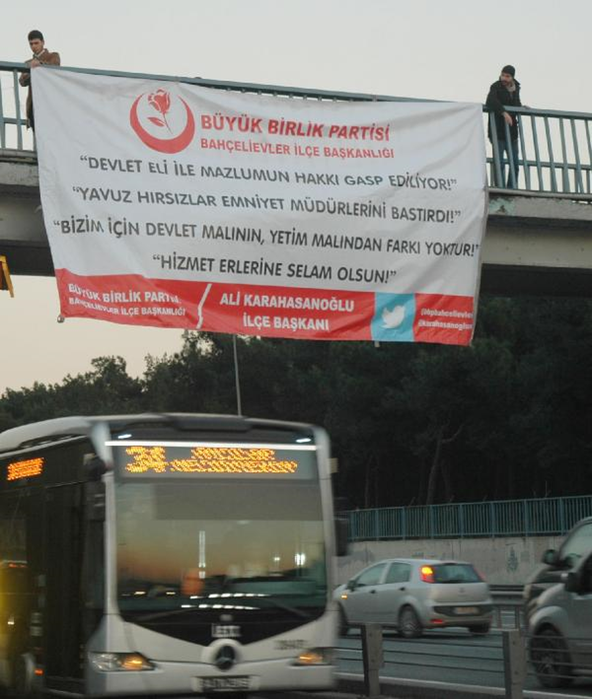 Üstgeçitte Ayakkabı Kutulu Pankart