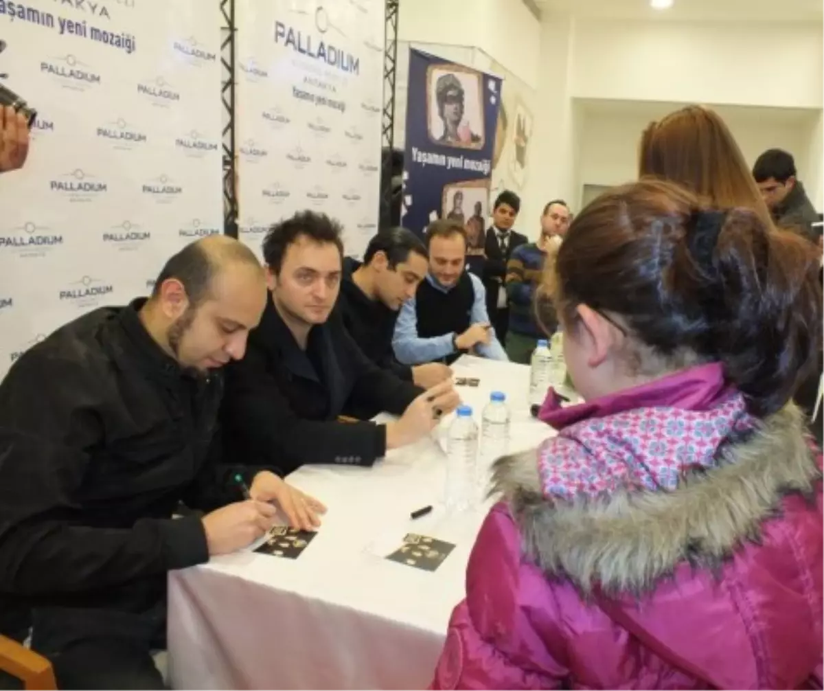 Zakkum Grubu, Palladium Antakya\'da İmza Günü Düzenledi