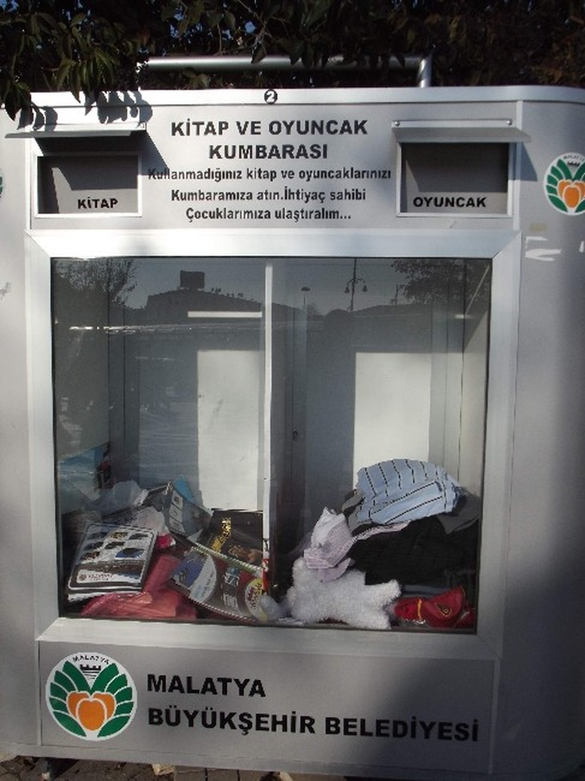 Adı Kitap ve Oyuncak Kumbarası, Ancak Giyecekler Dahi Atılıyor