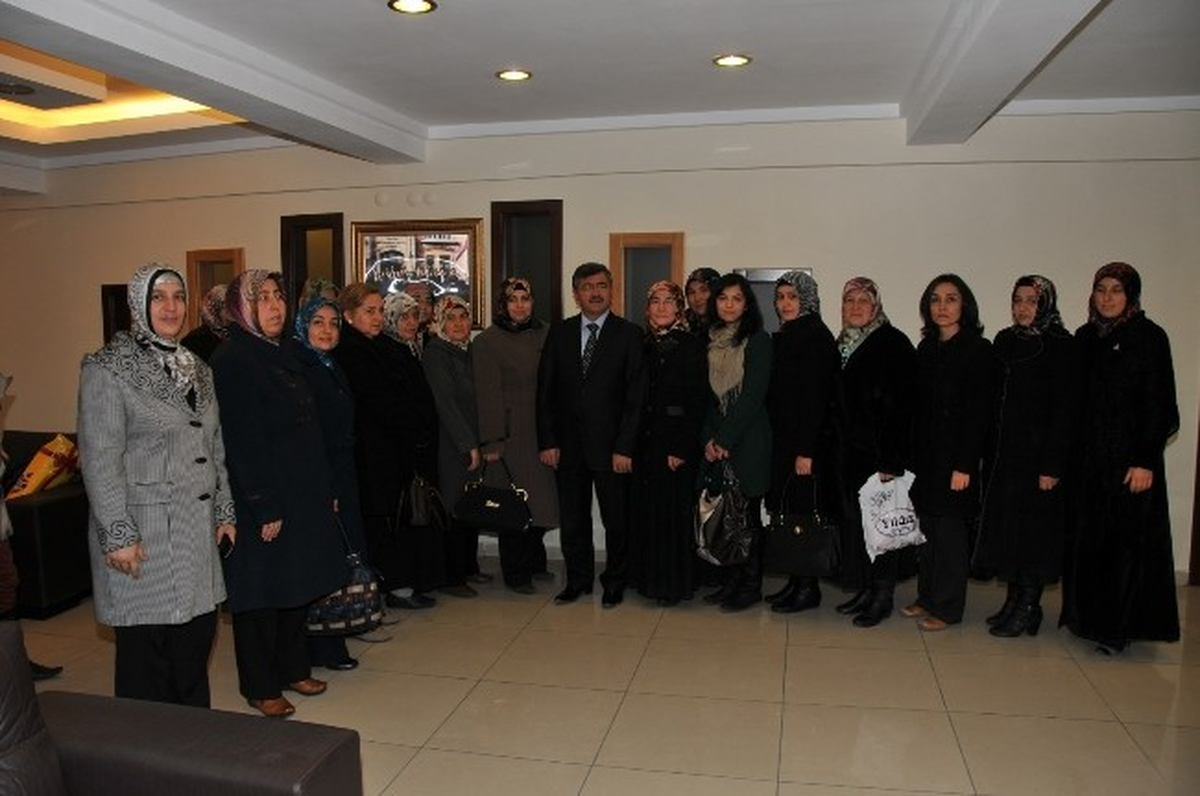 AK Parti Kadın Kollarından Belediye Başkanı Akdoğan\'a Ziyaret