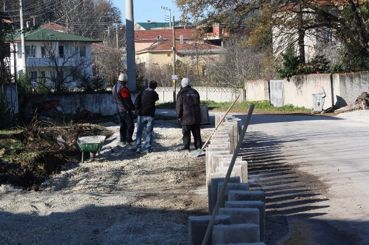 Arifiye\'de Parke ve Tretuar Çalışmaları Tüm Hızıyla Sürüyor