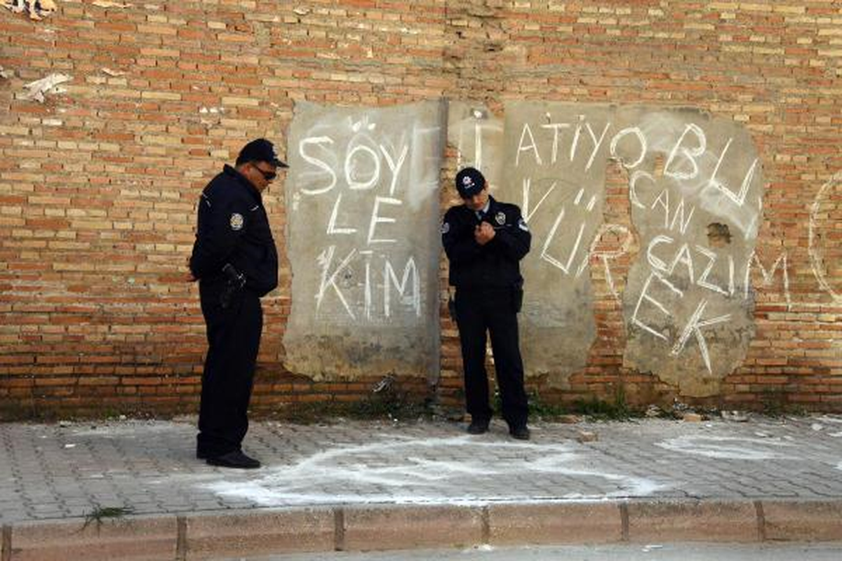 Aşk Mesajlarına Polis Nöbeti