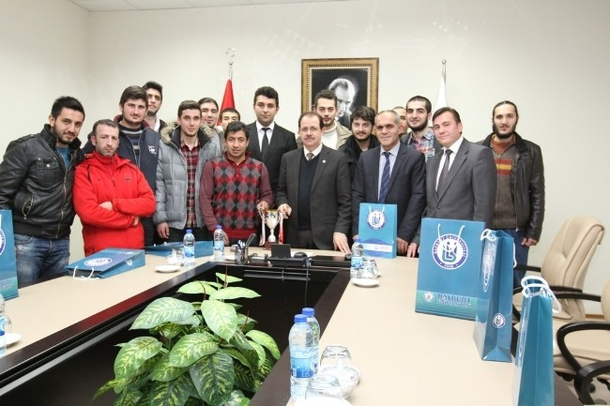 Bayburt Üniversitesi Rektörü Coşkun Başarılı Oyuncuları Ödüllendirdi