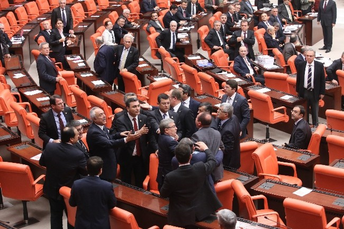 BDP\'li Vekiller Tutuklu Milletvekilleri İçin Meclis Kürsüsüne Yürüdü