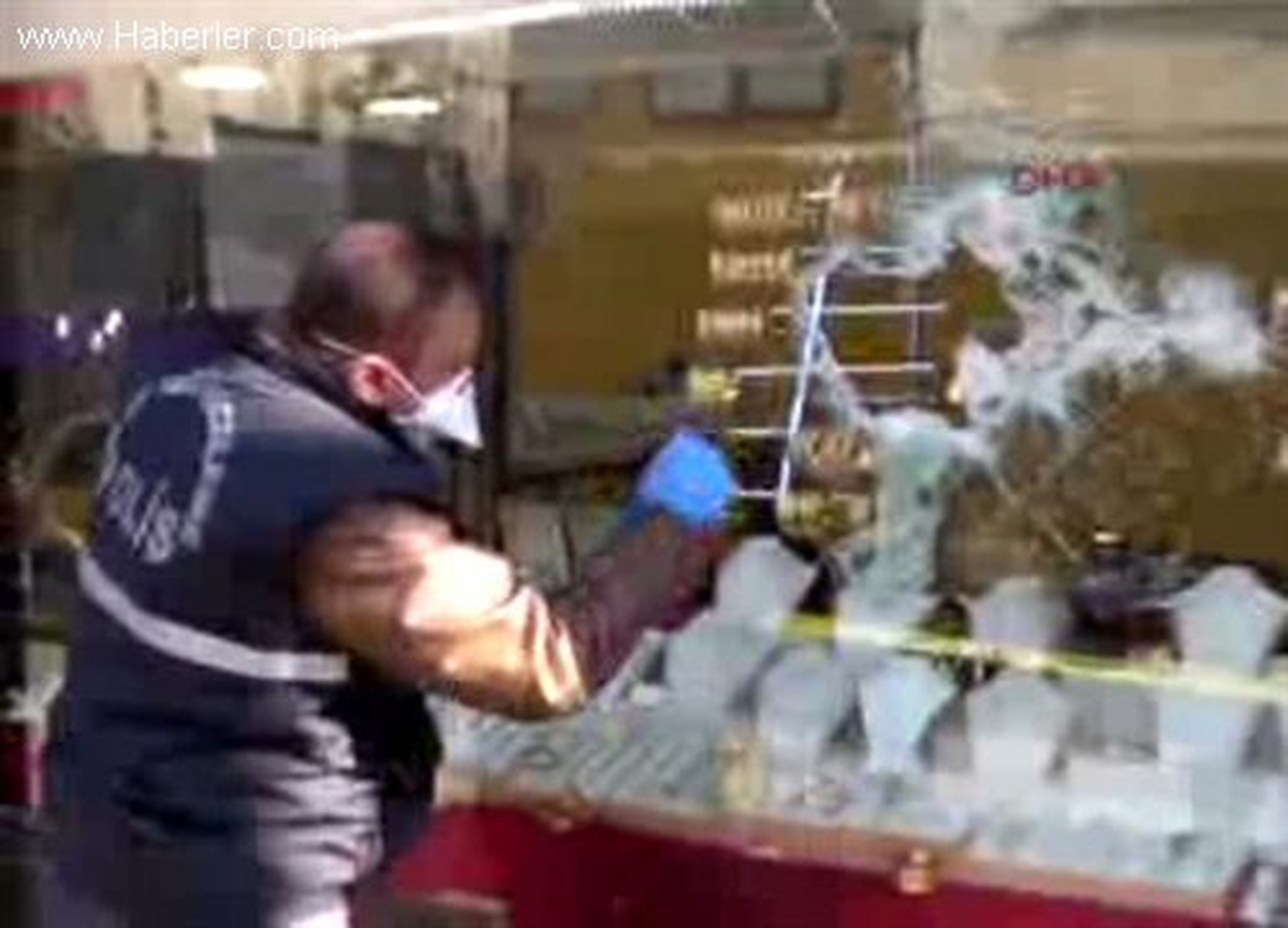 Bursa\'da Cuma Namazı Saatinde Vitrin Camını Kırıp Kuyumcuyu Soydular