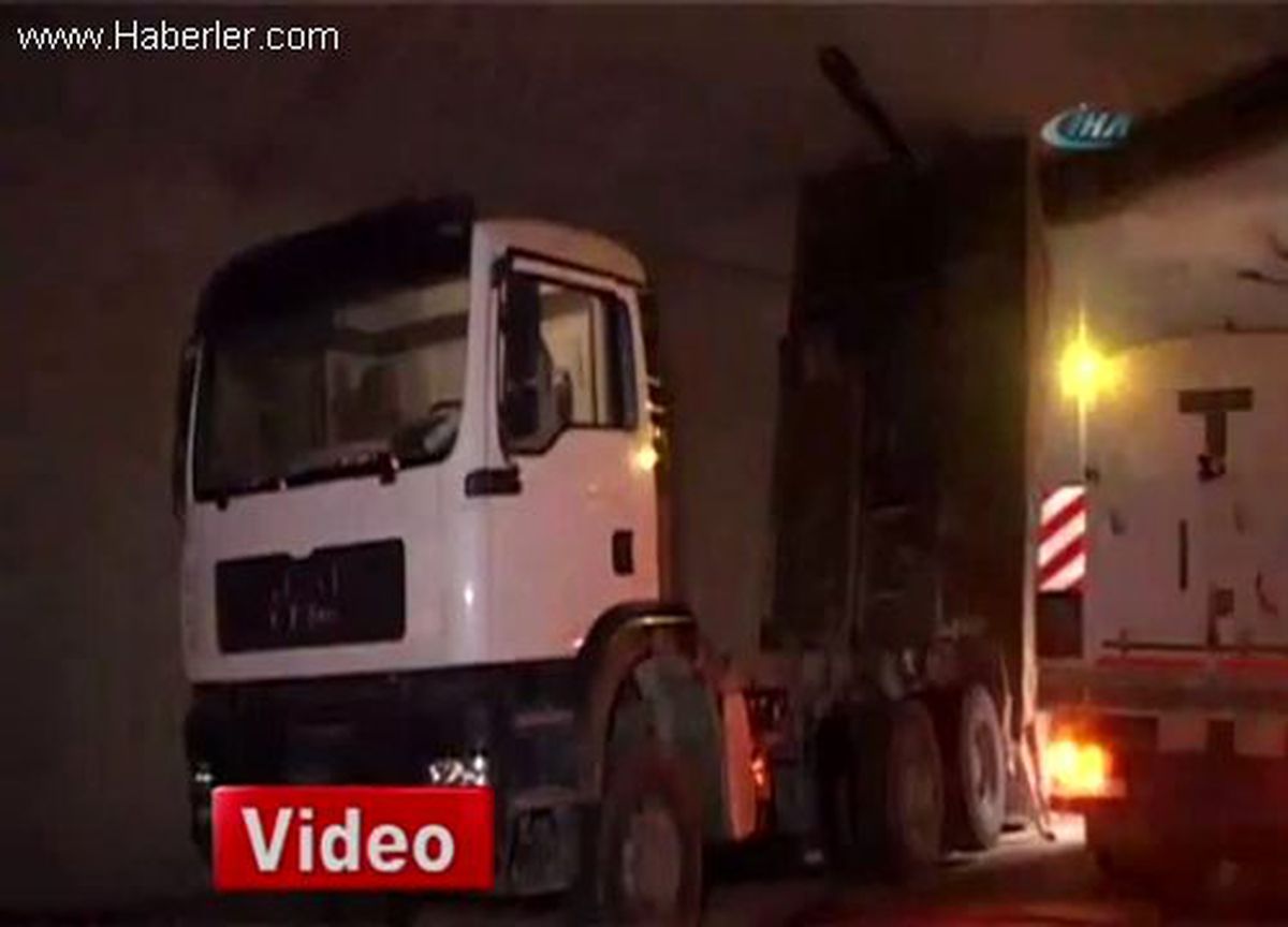 Damperi Açılan Kamyon Üst Geçide Takıldı