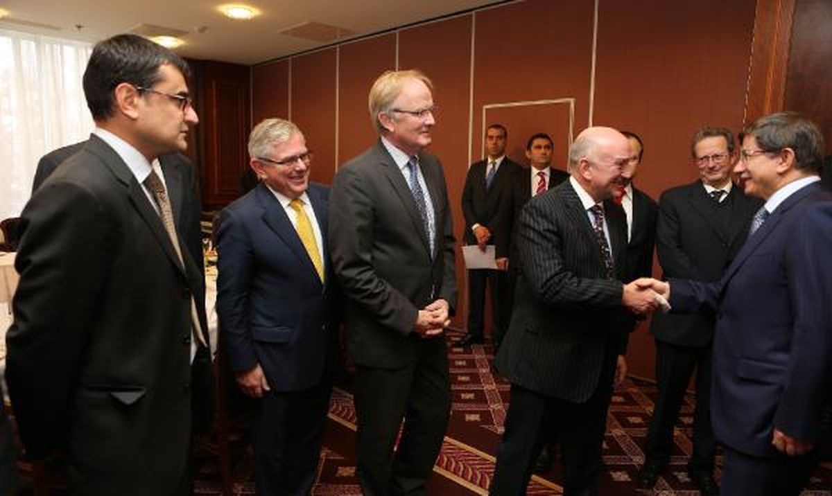 Davutoğlu, AB Büyükelçileri ile Öğle Yemeğinde Bir Araya Geldi