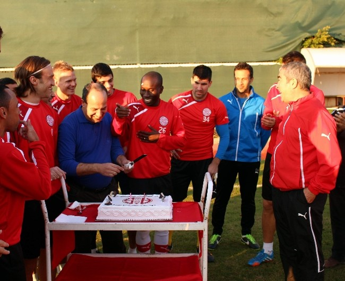 MP Antalyaspor'dan Diarra'ya Sürpriz Doğum Günü Kutlaması
