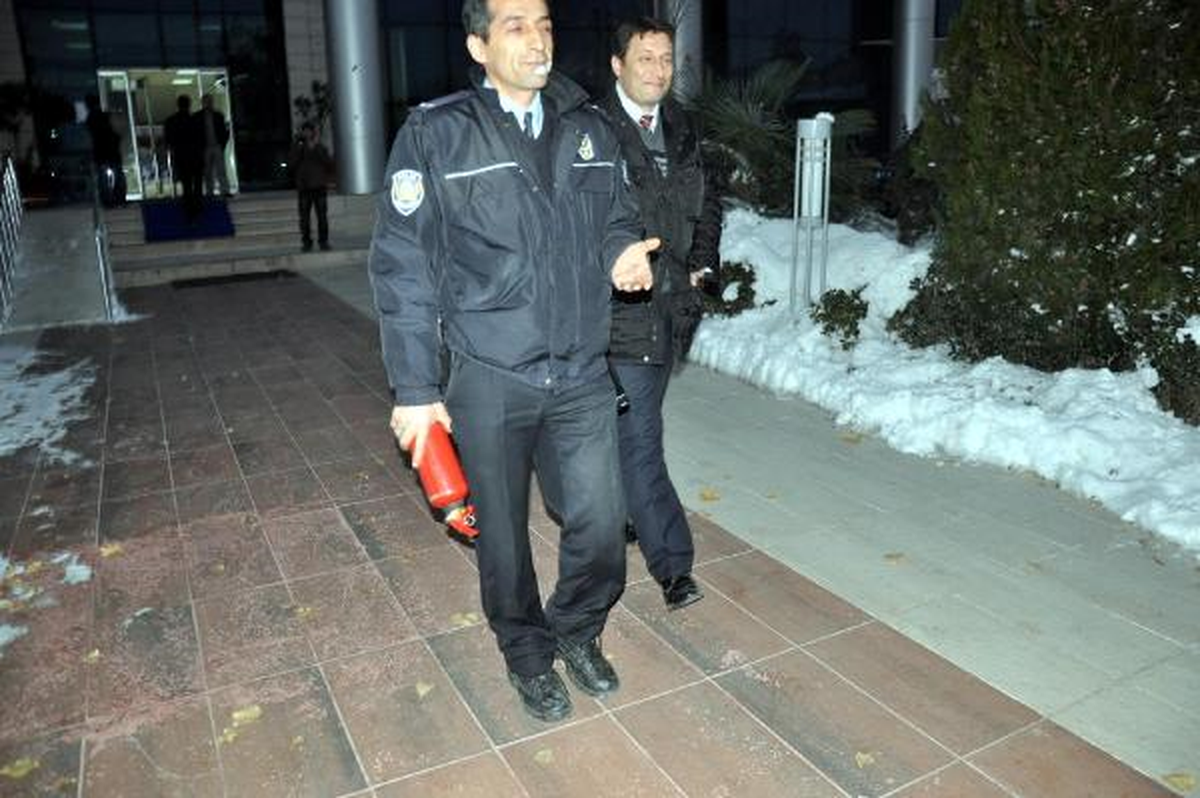 Diyarbakır\'da Belediye Binası ile Kendisini Yakmak İstedi