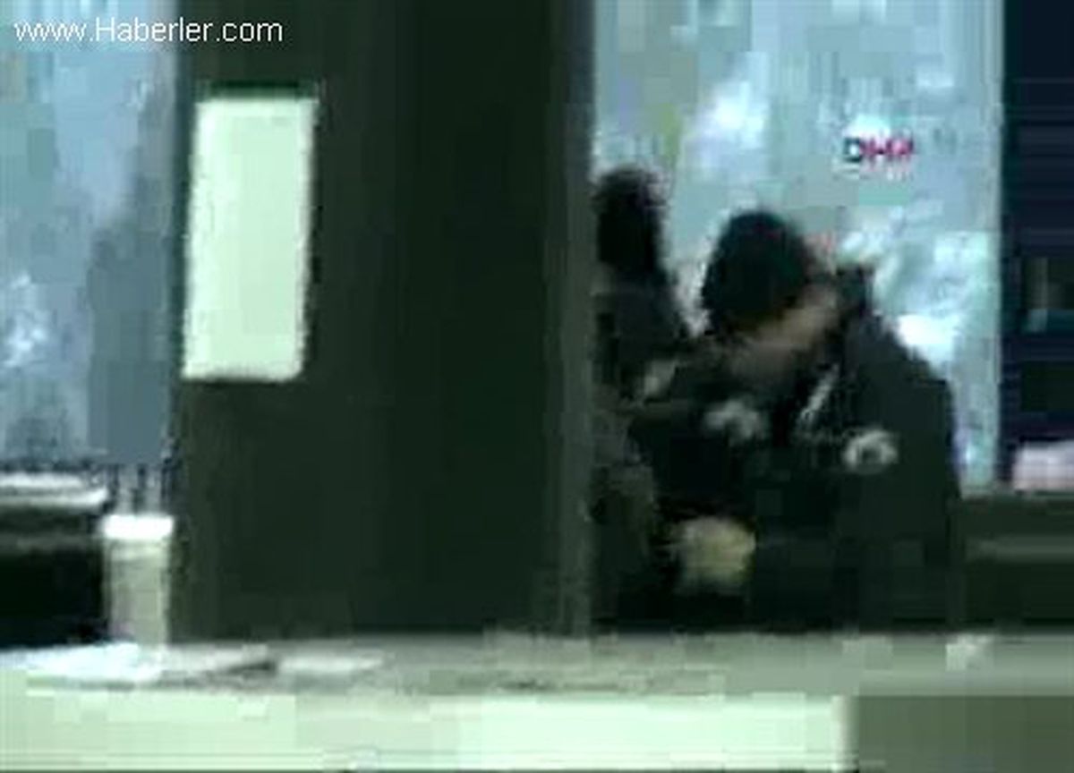 Diyarbakır\'da Belediye Binası ile Kendisini Yakmak İstedi