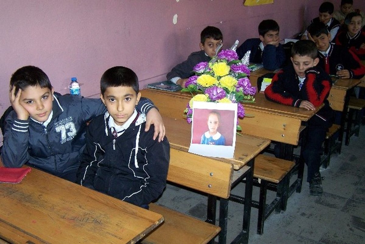 Duvarın Altında Kalarak Ölen Öğrencinin Sırasını Çiçek ve Fotoğrafı Doldurdu