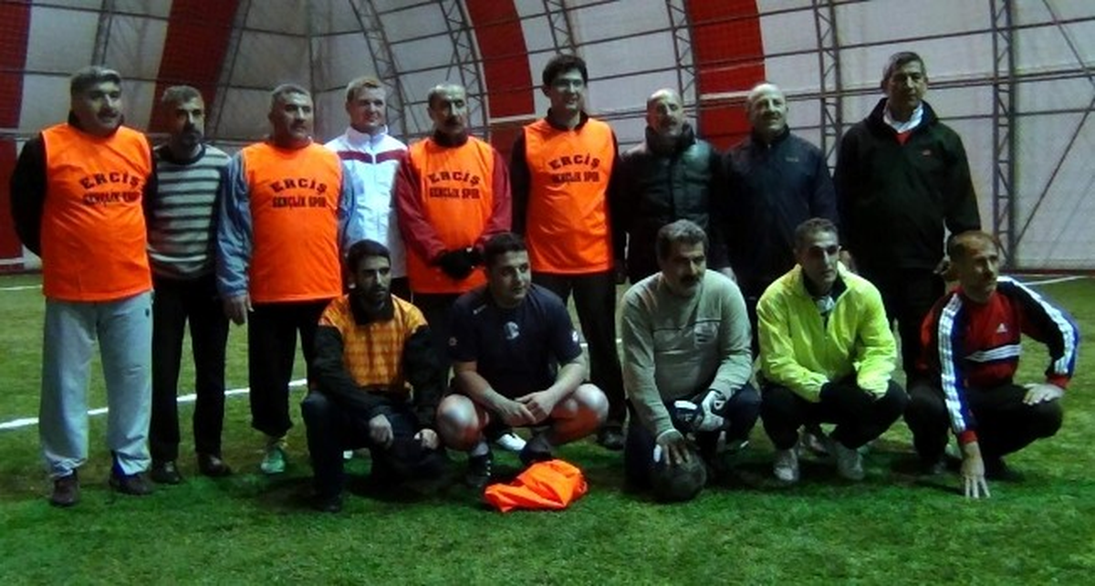 Erciş\'te Öğrenci ve Spor Kulüplerine Ücretsiz Halı Saha
