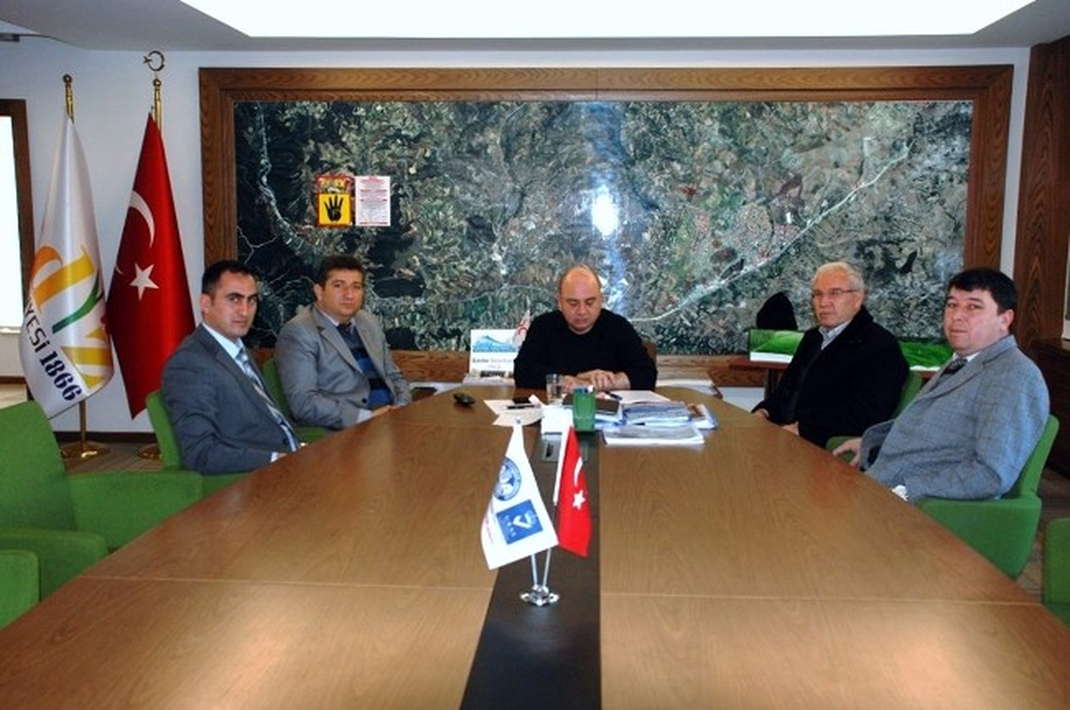 Gediz Belediye Başkanı Saraoğlu\'na Okul Yönetiminden Eğitime Destek Plaketi