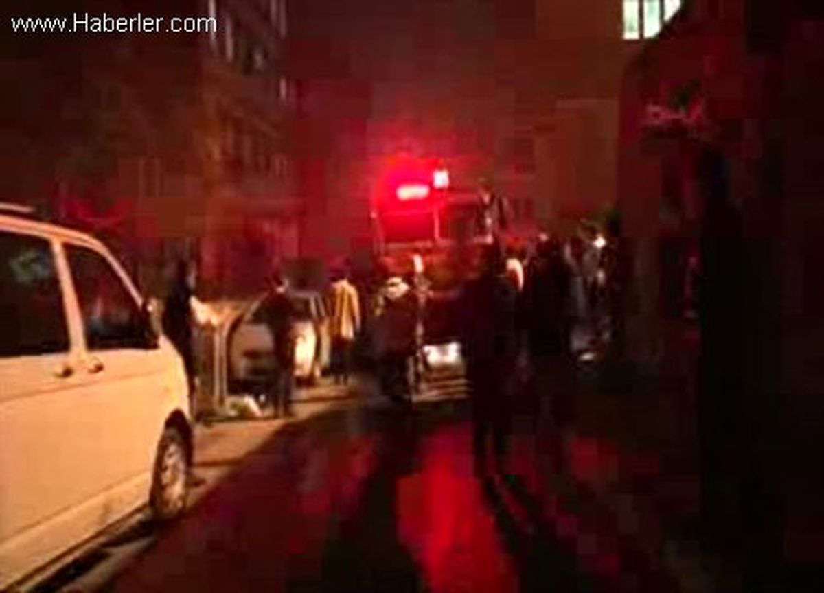 Beyoğlu\'da İki Katlı Binada Yangın Paniği
