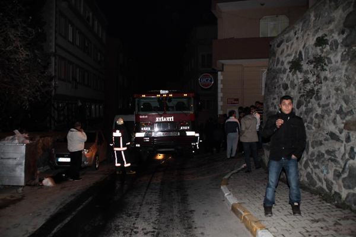 Beyoğlu\'da İki Katlı Bina Alev Alev Yandı