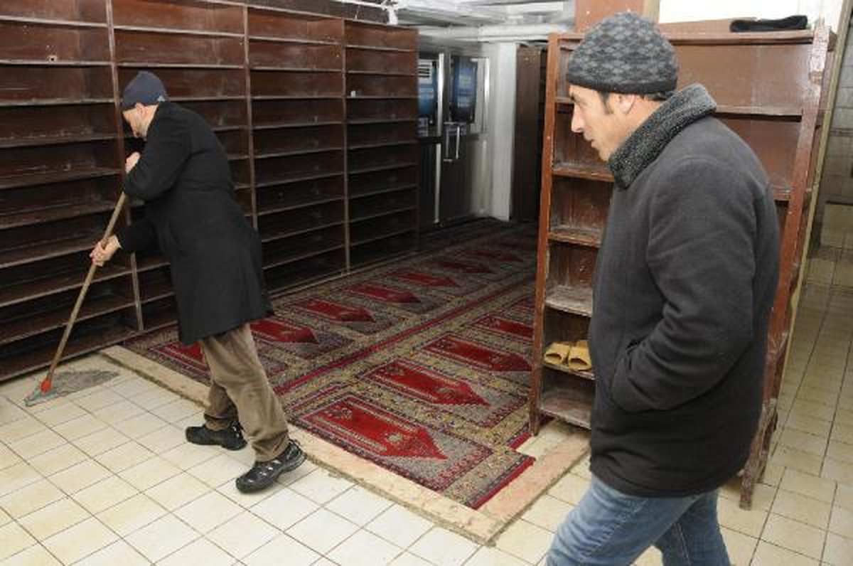 İmam Hutbede Bakanları Savununca Bir Grup Camiyi Terk Etti