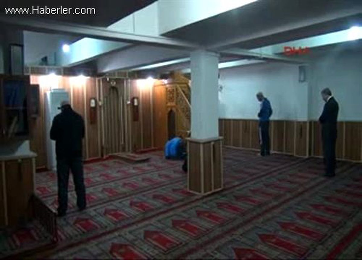 Van\'da İmam Bakanları Savununca, Bir Grup Camiyi Terk Etti