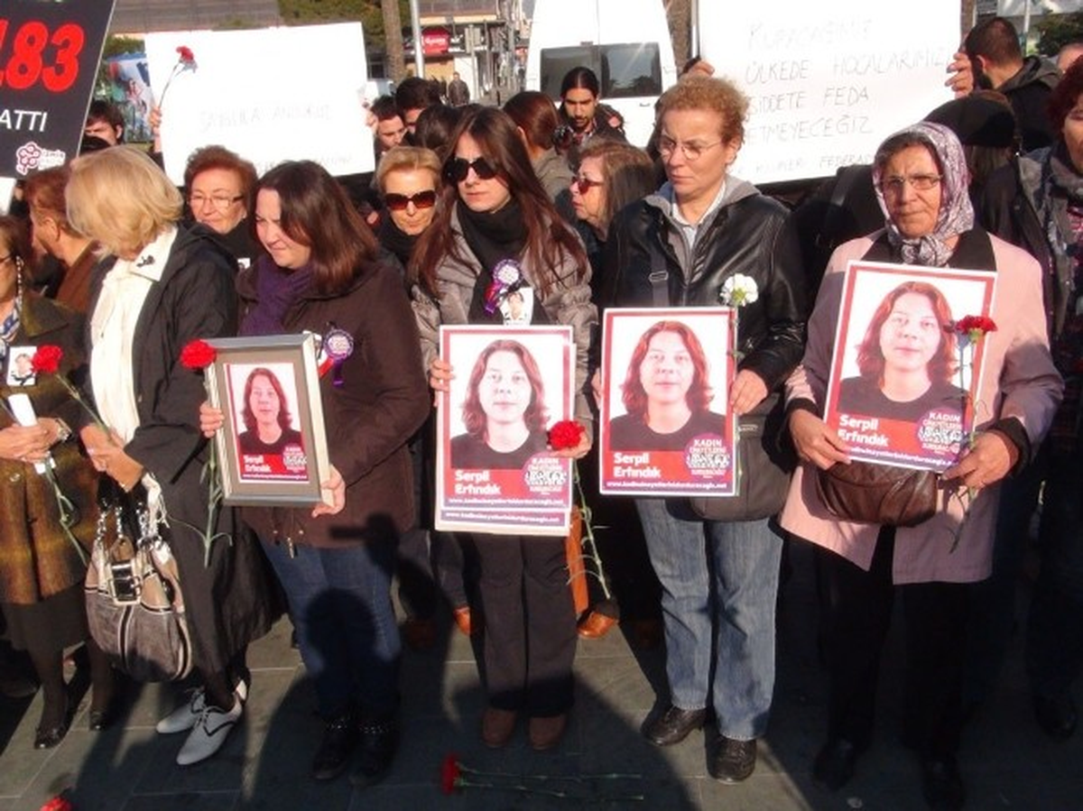 İzmir\'de Kadın Cinayetleri Protesto Edildi