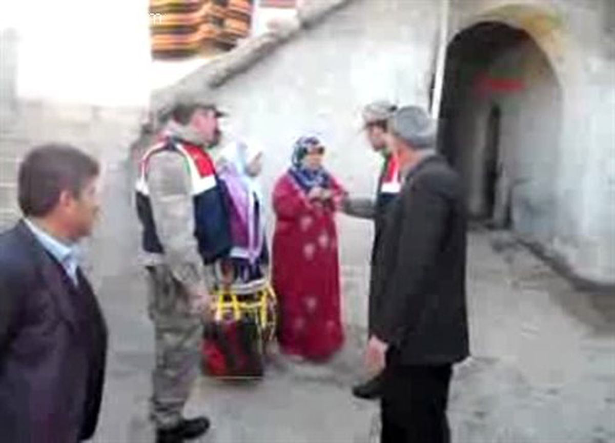 Jandarmadan 195 Suriyeli Aileye Battaniye ve Bere Yardımı