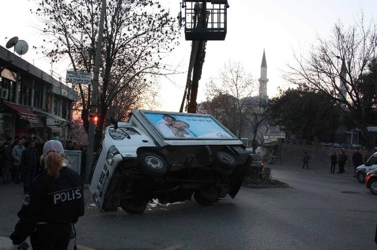 Kamyon Yan Yattı: 1 Yaralı