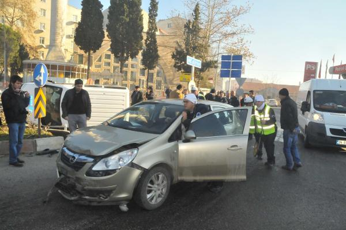 Kırklareli\'de Otomobil, Polis Otosuna Çarptı: 1 Yaralı