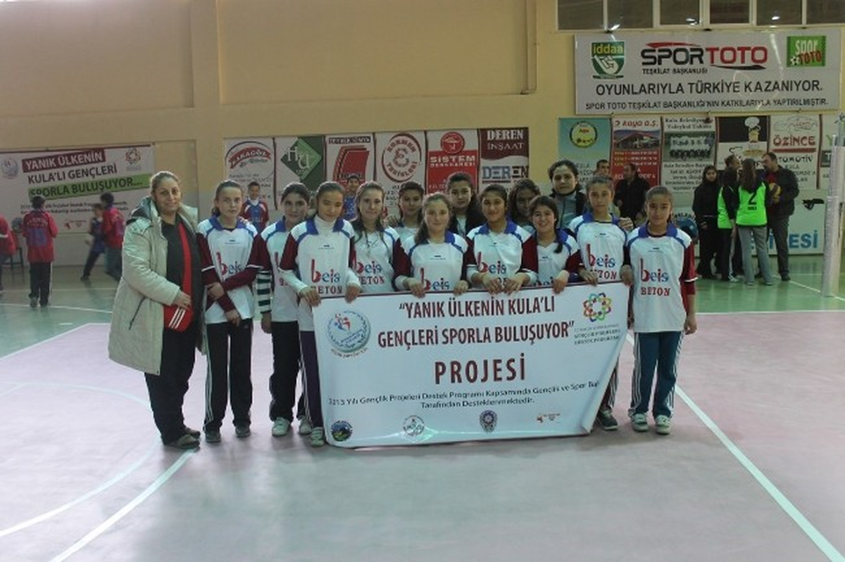 Kula Muzaffer Ecemiş Ortaokulu Voleybolda Şampiyon Oldu
