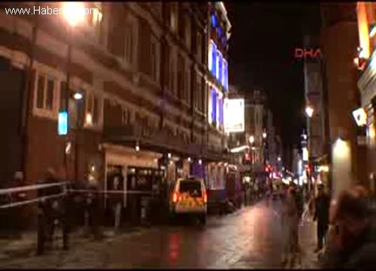 Londra\'da Tarihi Tiyatronun Çatısı Çöktü