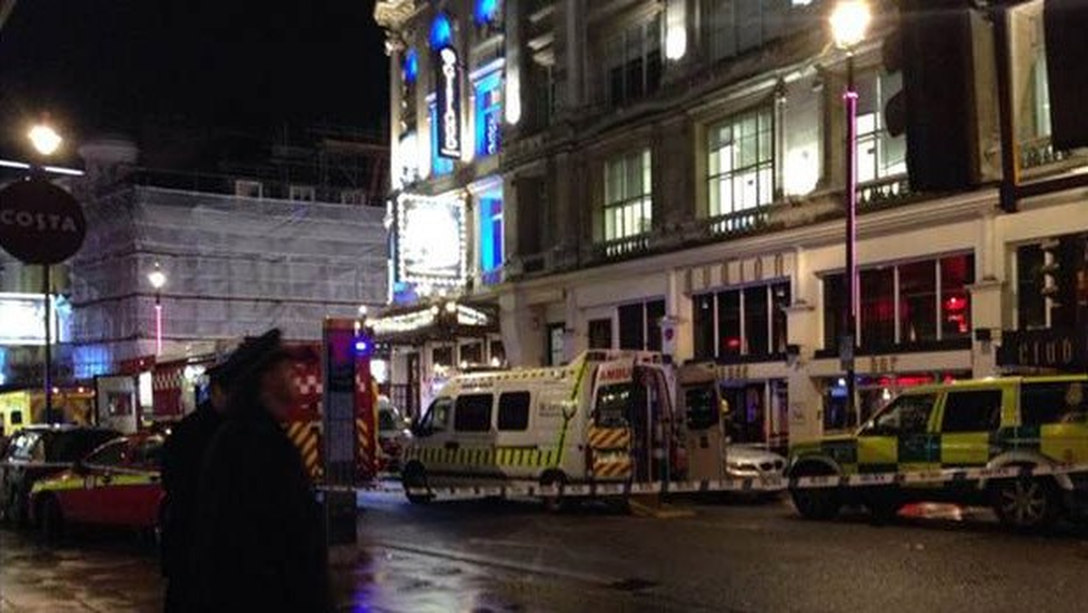 Londra\'da Tarihi Tiyatronun Çatısı Çöktü: 88 Yaralı
